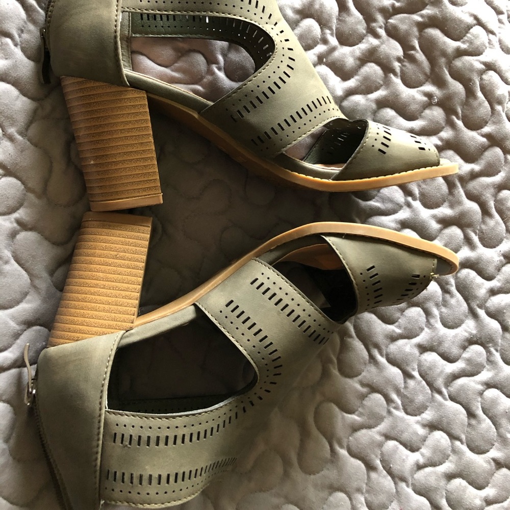 Women’s Shoe-Booties.